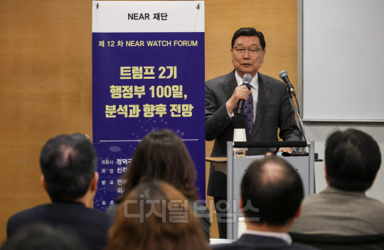 정덕구 니어(NEAR)재단 이사장이 15일 서울 중구 대한상공회의소에서 열린 니어워치 포럼 '트럼프 2기 행정부 100일, 분석과 향후 전망'에서 개회사를 하고 있다. 박동욱기자 fufus@